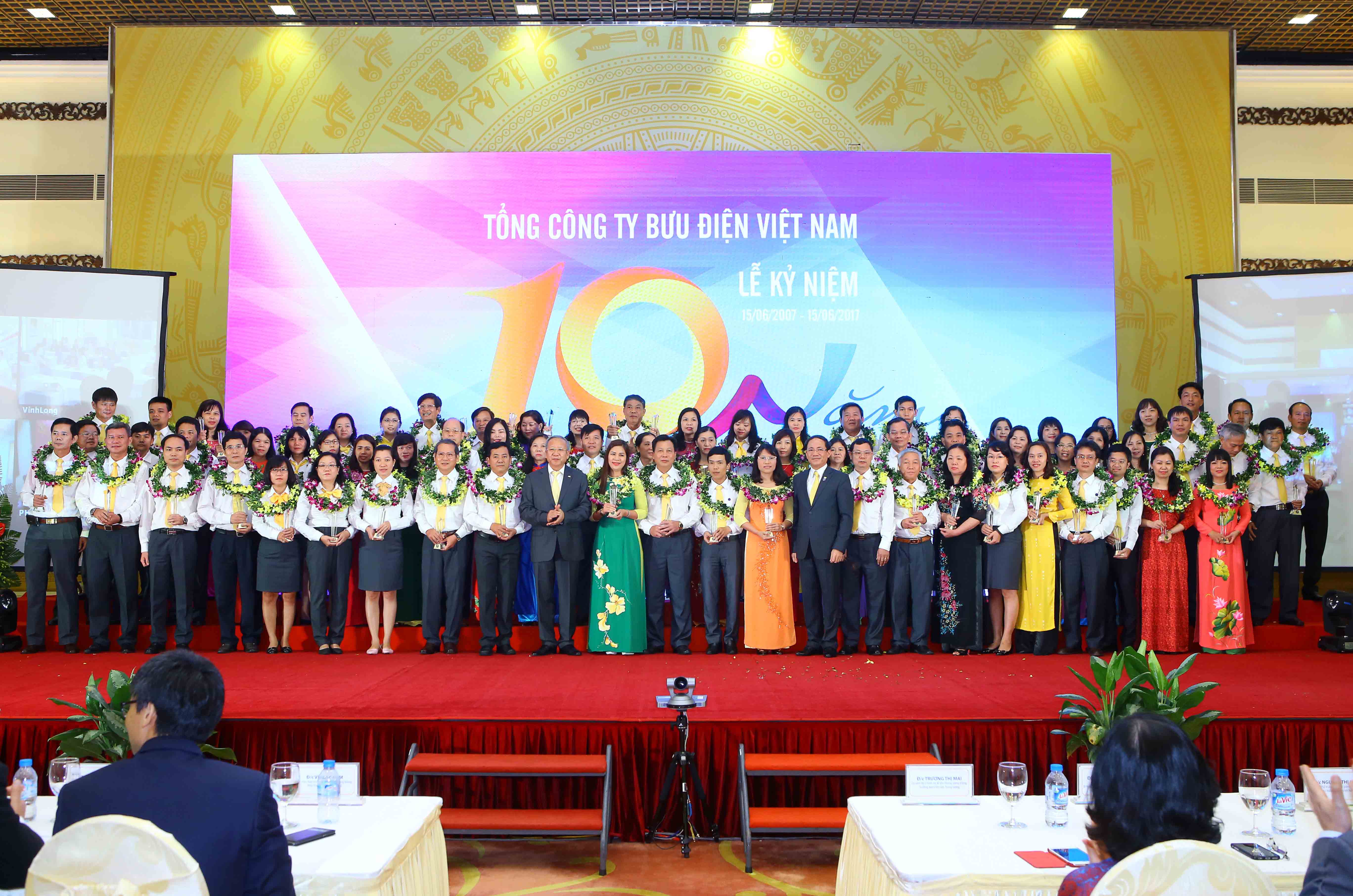 Vietnam Post celebrates 10 years of establishment and receives  the third-class labour medal