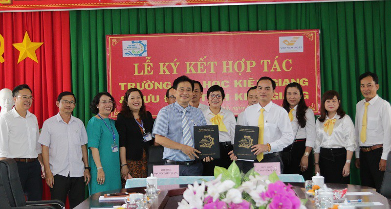 Trường Đại học Kiên Giang và Bưu điện tỉnh Kiên Giang hợp tác, hỗ trợ cùng tiến bộ