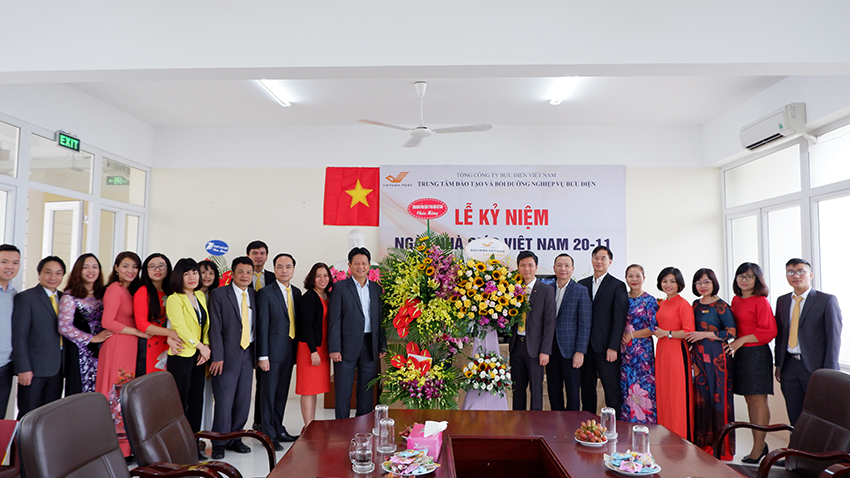 Lãnh đạo Tổng công ty chúc mừng Trung tâm Đào tạo và bồi dưỡng nghiệp vụ Bưu điện nhân Ngày Nhà giáo Việt Nam