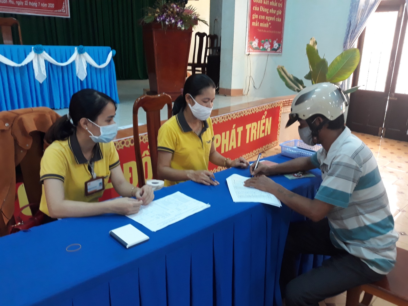 Bưu điện huyện Ea Kar phối hợp với UBND xã Xuân Phú chi trả chế độ cho đối tượng diện nghèo, cận nghèo ảnh hưởng dịch Covid-19 trên địa bàn xã