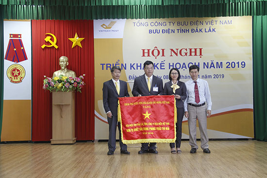 Bưu điện tỉnh Đắk Lắk nhận Cờ thi đua của Chính phủ