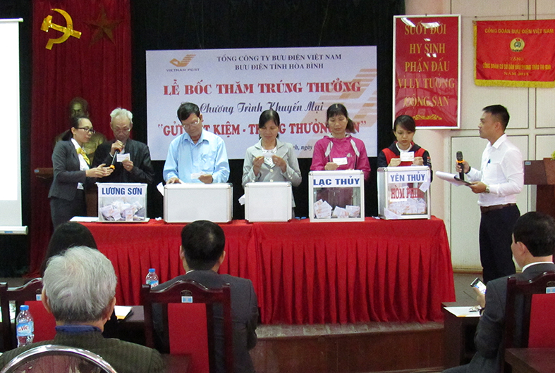 Bưu điện tỉnh Hòa Bình tổ chức bốc thăm trúng thưởng Chương trình “Gửi tiết kiệm, trúng thưởng lớn”