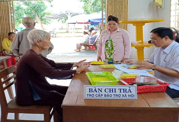 Vĩnh Long: Chi trả trợ cấp bảo trợ xã hội qua 02 năm triển khai
