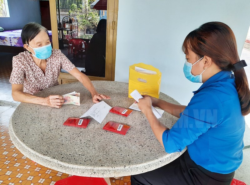 Củ Chi: Thực hiện thí điểm chi trả trợ cấp xã hội hàng tháng qua bưu điện
