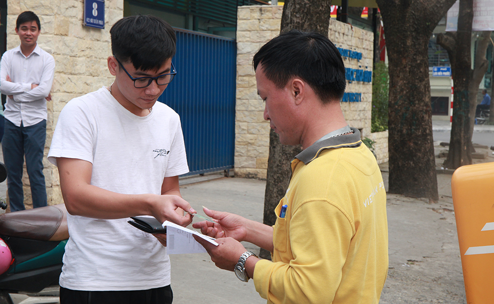 Bưu điện Việt Nam bắt đầu chuyển phát 18.000 vé trận Việt Nam - Malaysia 