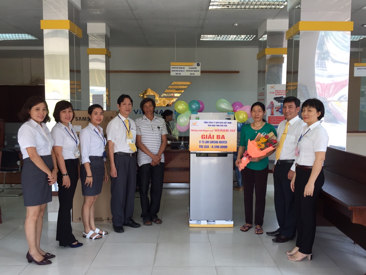 Bưu điện tỉnh Phú Yên trao giải Ba chương trình “Chuyển tiền Bưu điện – Vi vu SH”