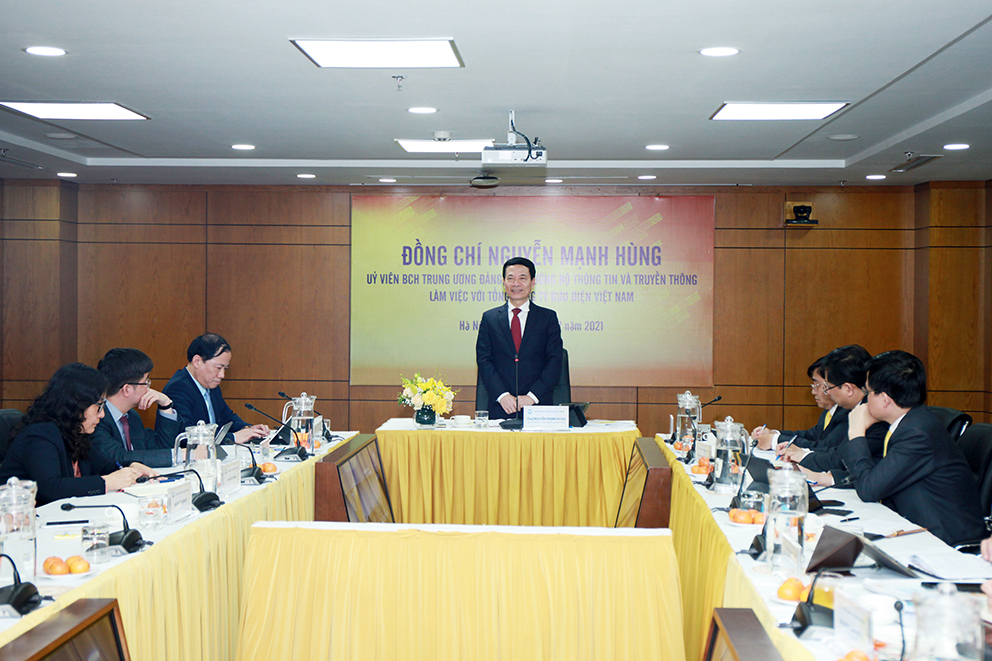 Minister of MIC Nguyen Manh Hung works with Vietnam Post