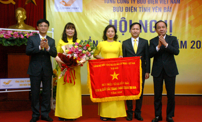 Bưu điện Yên Bái năm thứ hai liên tiếp nhận Cờ thi đua của Thủ tướng Chính phủ