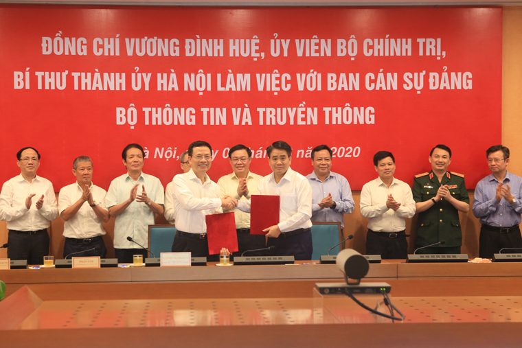 Bí thư Thành ủy Hà Nội Vương Đình Huệ làm việc với Ban Cán sự Đảng Bộ TT&TT