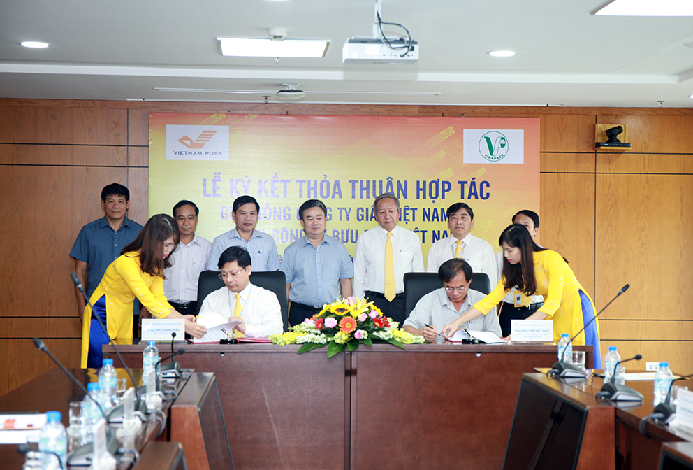 Vietnam Post signed cooperation agreement with Vietnam Paper Corporation