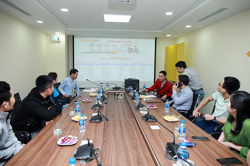 Khách hàng tại Khánh Hòa trúng giải đặc biệt trong kỳ quay số thứ 2 của Chương trình “Chuyển tiền Bưu điện – Vi vu SH”