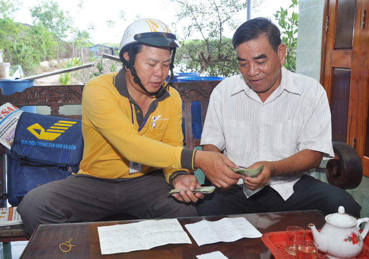 TP. Hồ Chí Minh: Chi trả trợ cấp ưu đãi người có công với cách mạng qua Bưu điện đạt kết quả cao