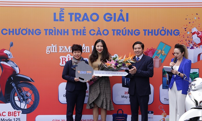 Trao giải Chương trình “Gửi EMS liền tay - Ring ngay quà tặng”