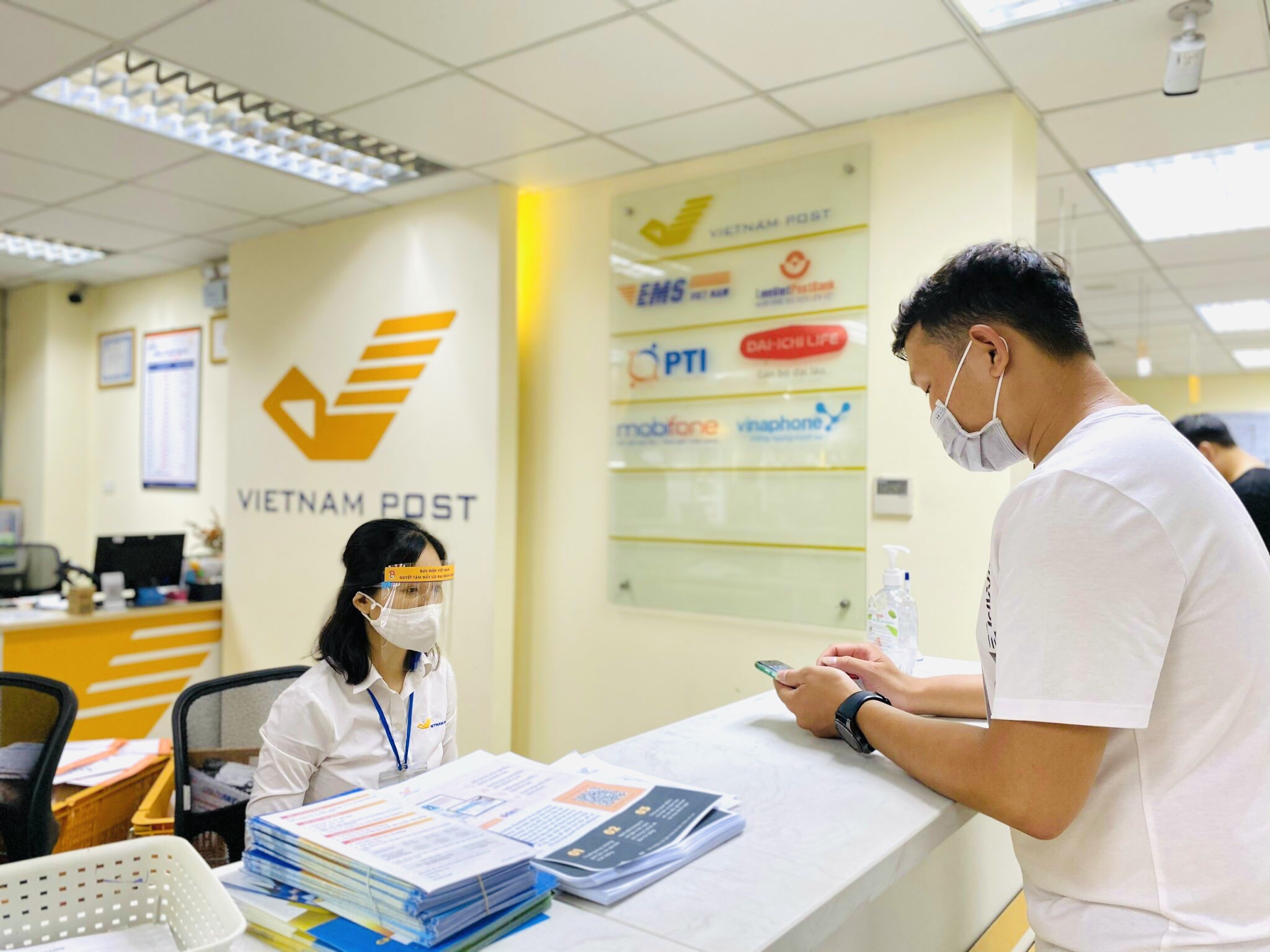 Thông báo áp dụng phụ phí mùa dịch cho một số dịch vụ chuyển phát