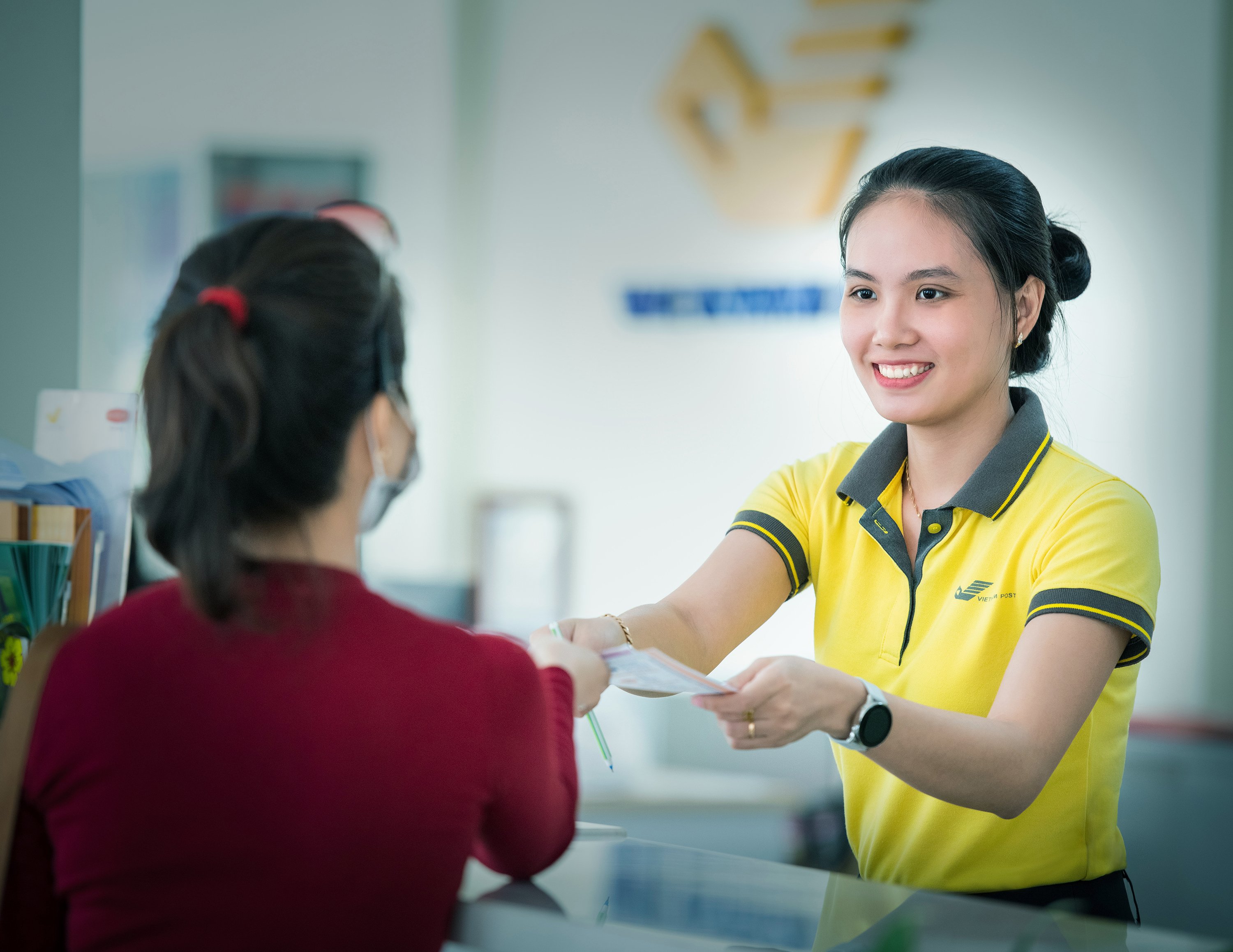 Triển khai dịch vụ tiếp nhận và chuyển phát Hồ sơ Nhà phân phối của Amway