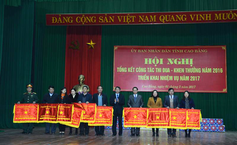 Bưu điện tỉnh Cao Bằng nhận Cờ thi đua của UBND tỉnh