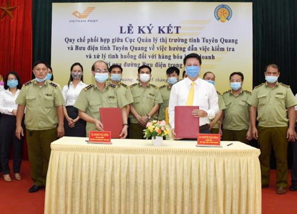 Bưu điện Tuyên Quang và Quản lý thị trường phối hợp công tác kiểm tra hàng hóa kinh doanh gửi qua đường Bưu điện