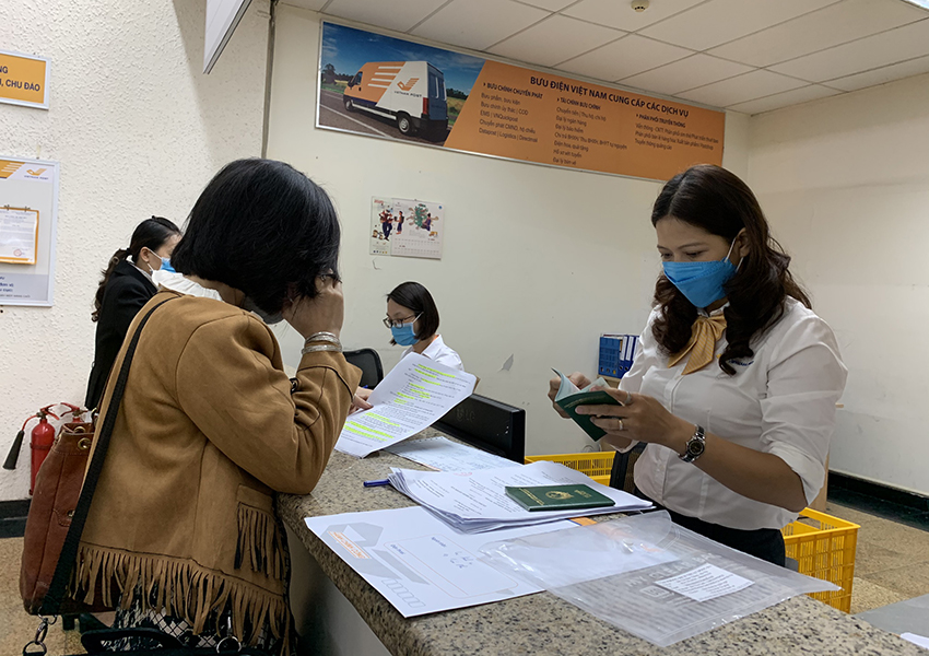 People come to Post Office to submit administrative dossiers for settlement