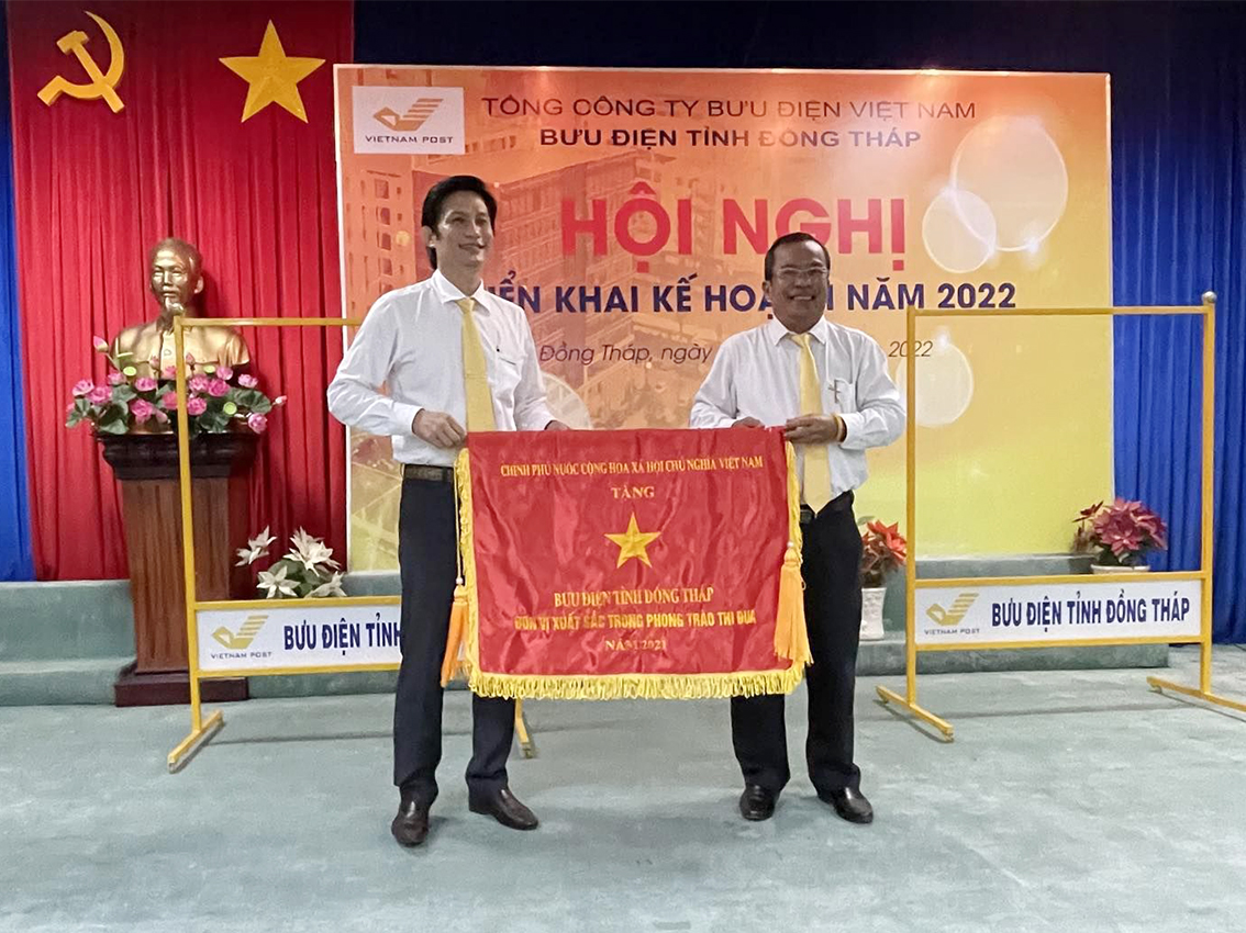 Bưu điện tỉnh Đồng Tháp đón nhận Cờ Thi đua Chính phủ