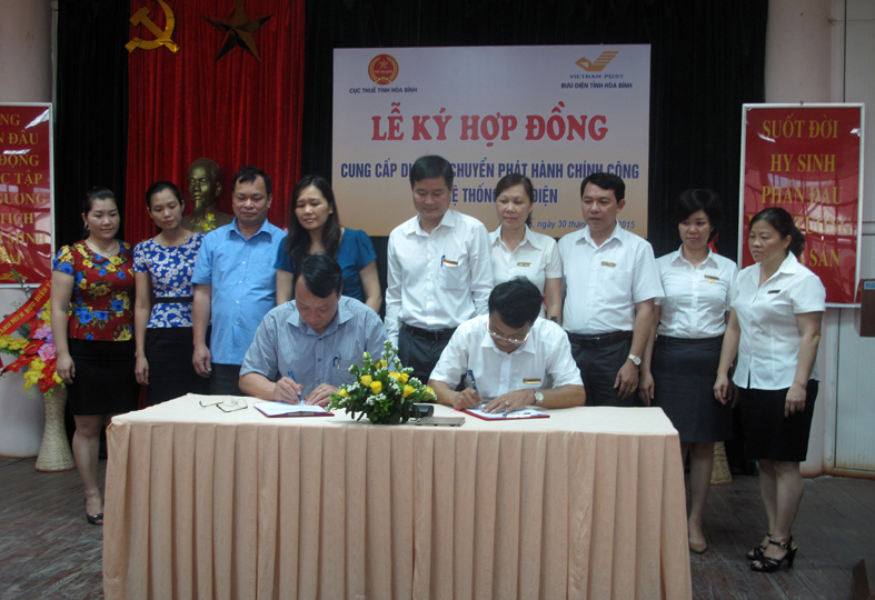 Bưu điện tỉnh và Cục Thuế Hòa Bình triển khai dịch vụ chuyển phát hồ sơ hành chính công