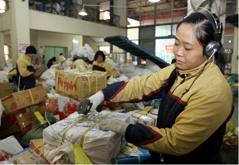 Nữ cán bộ công nhân viên thi đua lao động giỏi, sáng tạo