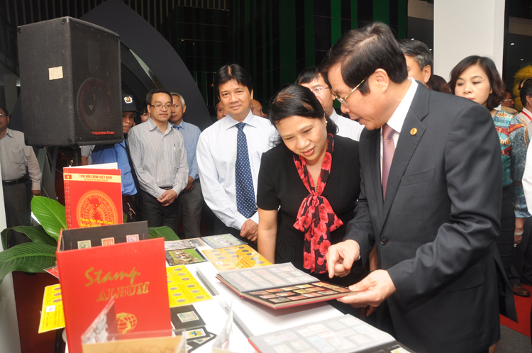 Bộ trưởng TTTT Nguyễn Bắc Son thăm gian hàng Bưu điện Việt Nam tại triển lãm Vietnam Telecomp 2013