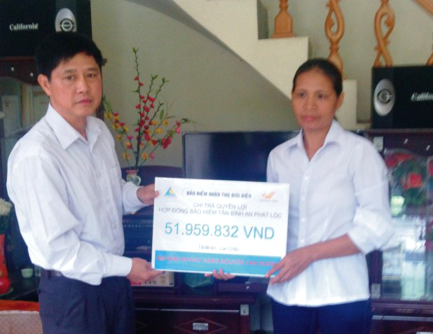 Bưu điện tỉnh Lai Châu chi trả quyền lợi bảo hiểm nhân thọ Bưu điện cho khách hàng