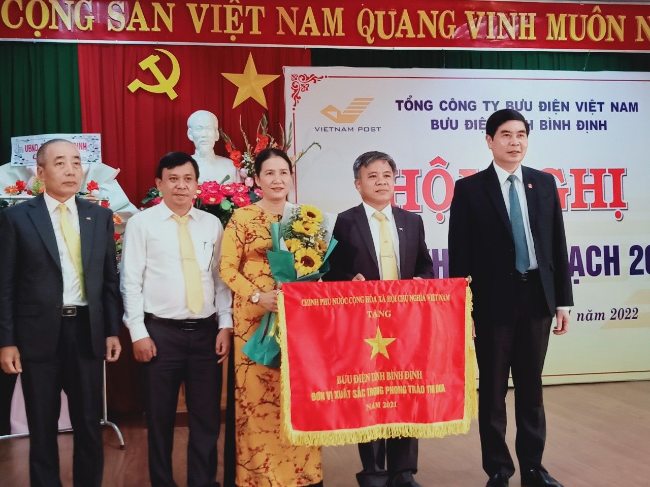 Bưu điện tỉnh Bình Định đón nhận Cờ thi đua của Chính phủ