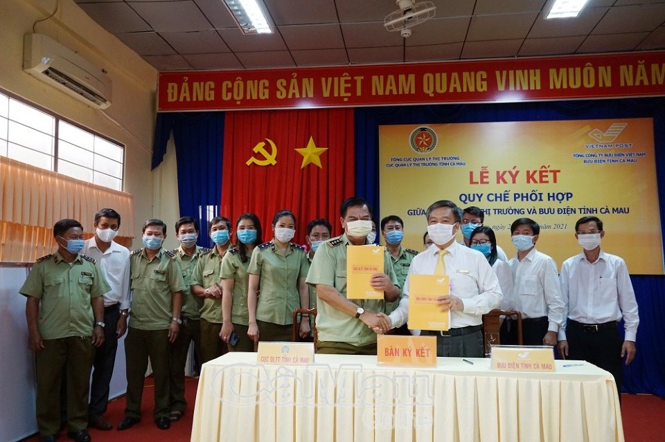 Ký phối hợp giữa Cục Quản lý thị trường và Bưu điện Cà Mau