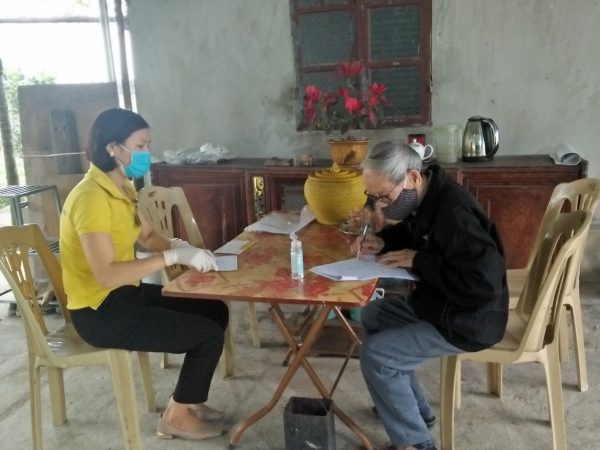 Bưu điện TP.Thanh Hóa chi trả tận nhà đối với người có công với cách mạng từ 80 tuổi trở lên