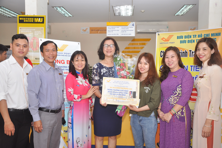 Bưu điện TP. Hồ Chí Minh trao thưởng Chương trình “Chuyển tiền Bưu điện – Vi vu SH” đợt 1