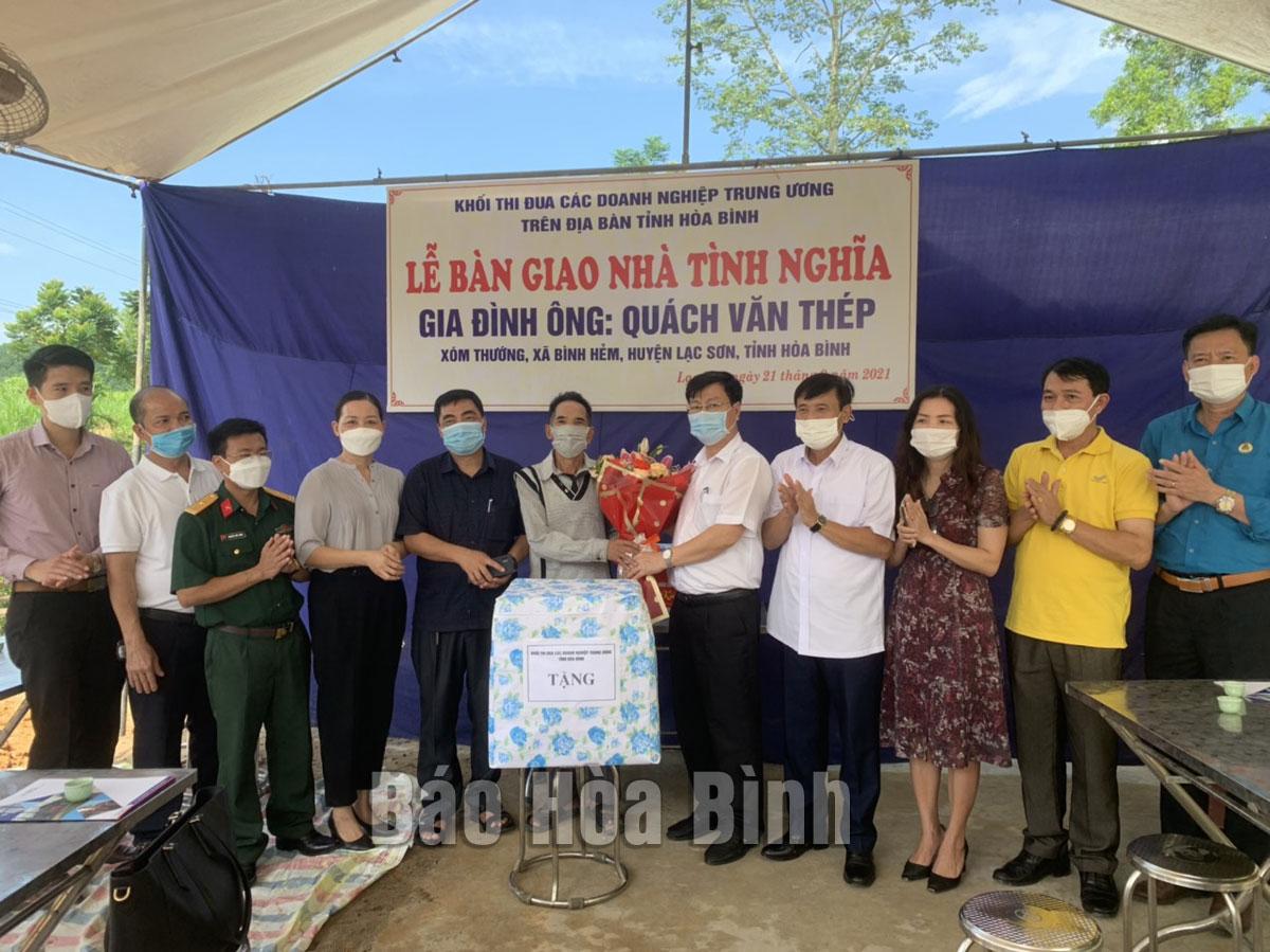 Bưu điện tỉnh Hòa Bình: Phục vụ, gắn kết cộng đồng bằng dịch vụ “chất lượng, thân thiện, hiện đại”