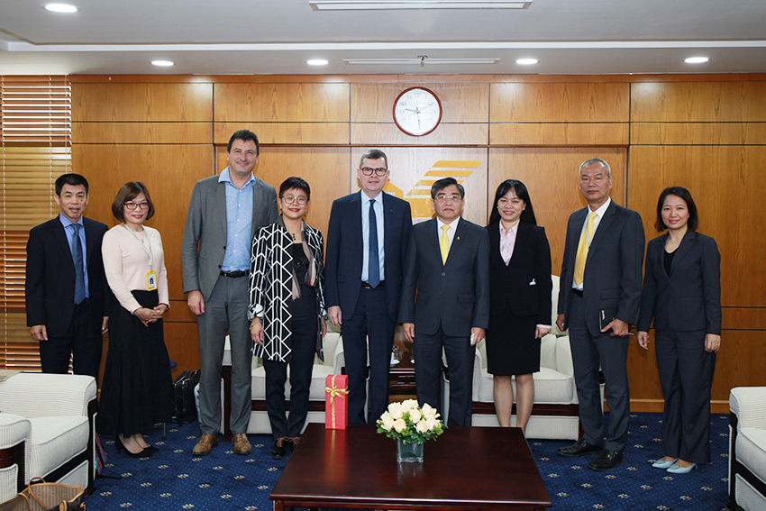 Vietnam Post Chairman Nguyen Hai Thanh meets La Poste