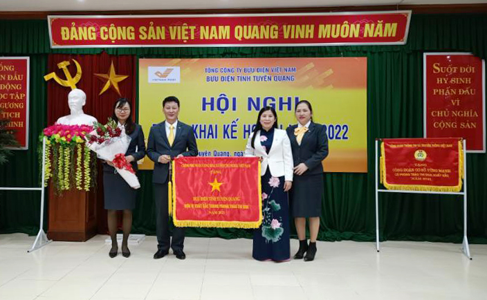 Bưu điện tỉnh Tuyên Quang nhiều năm liền được tặng Cờ thi đua của Chính phủ