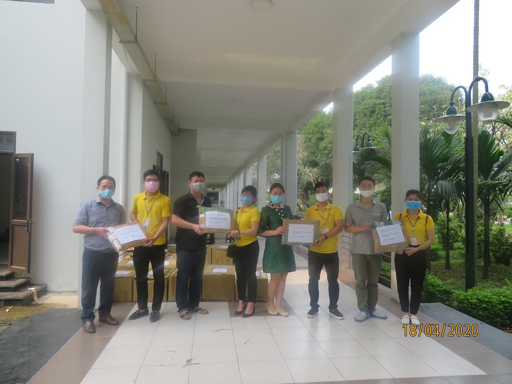 Vietnam Post hỗ trợ Đại học Bách khoa chuyển máy tính tới sinh viên nghèo