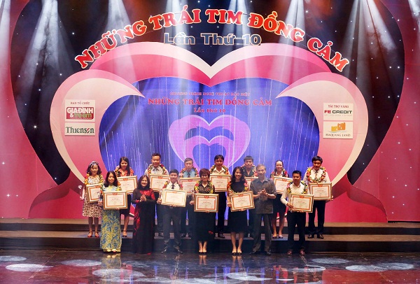 Bưu điện Việt Nam tham gia ủng hộ từ thiện Chương trình Nghệ thuật “Những trái tim đồng cảm” lần thứ 10