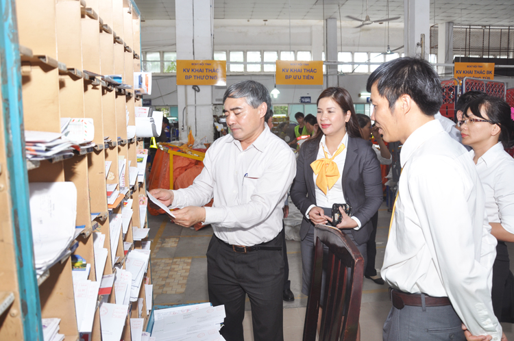 Thứ trưởng Bộ Thông tin và Truyền thông Nguyễn Minh Hồng thăm và làm việc với Bưu điện TP. Hồ Chí Minh