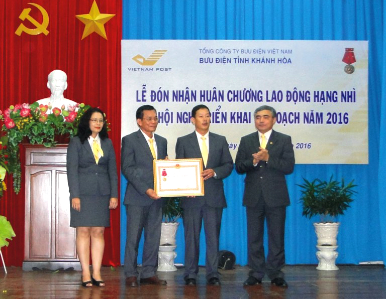 Bưu điện tỉnh Khánh Hòa đón nhận Huân chương Lao động hạng Nhì