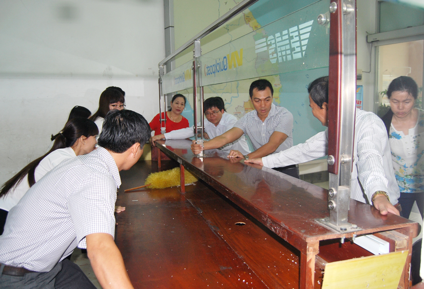 Bưu điện TP Cần Thơ triển khai  chương trình đổi mới bưu cục và phong cách giao dịch viên 