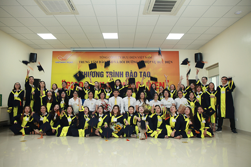 Bế giảng Chương trình đào tạo “Giao dịch viên bưu điện” – hệ 1 tháng khóa 3