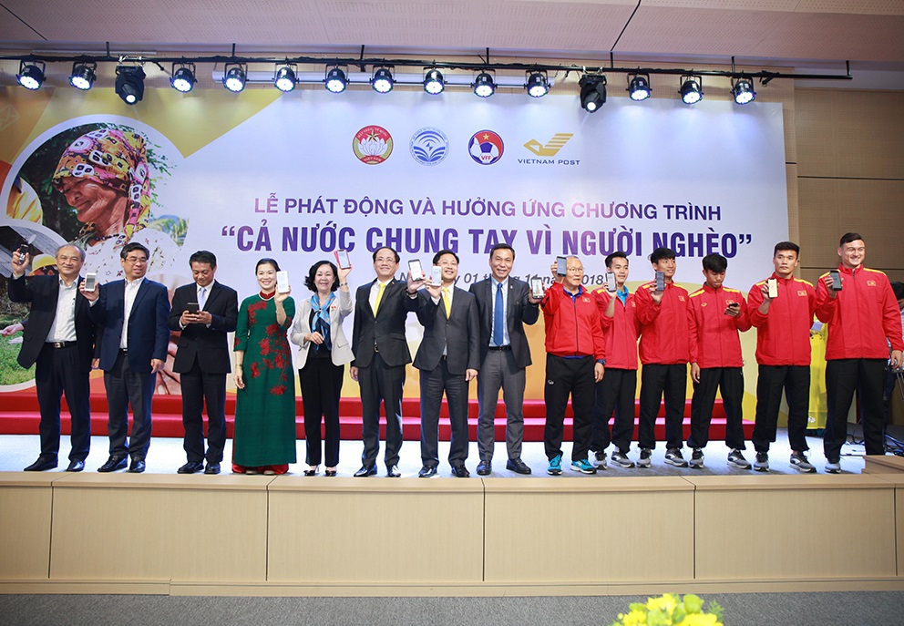 Vietnam Post together with Vietnam national football team to call for joint efforts to support for the poor