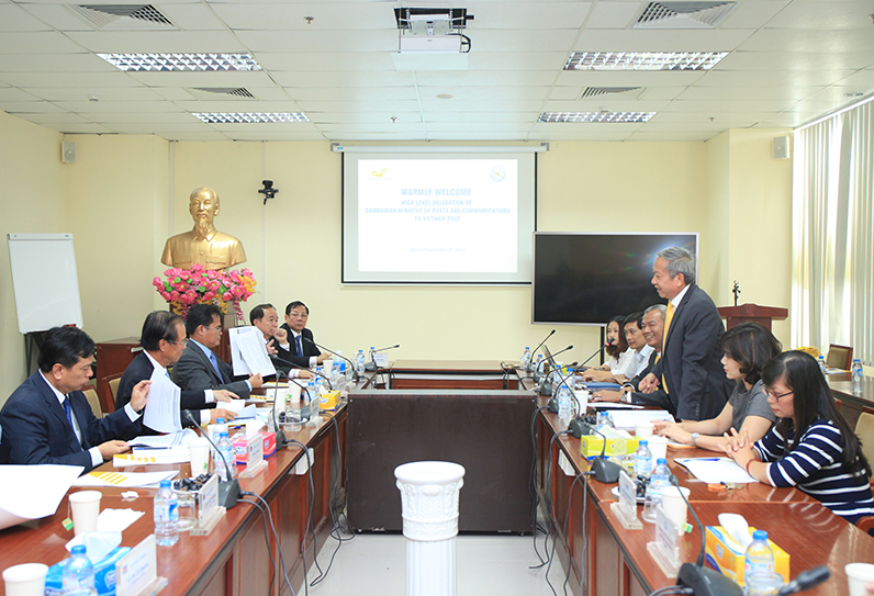 Bộ Bưu chính Viễn thông Campuchia đến thăm và làm việc với Tổng công ty Bưu điện Việt Nam
