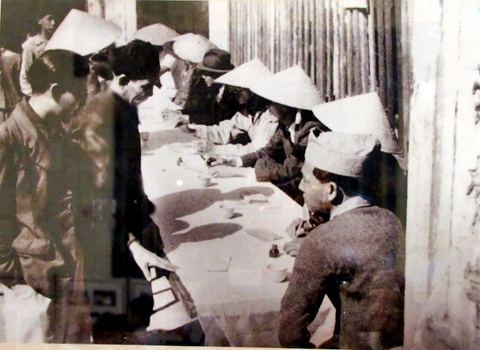 Các kỳ bầu cử quốc hội qua con tem bưu chính