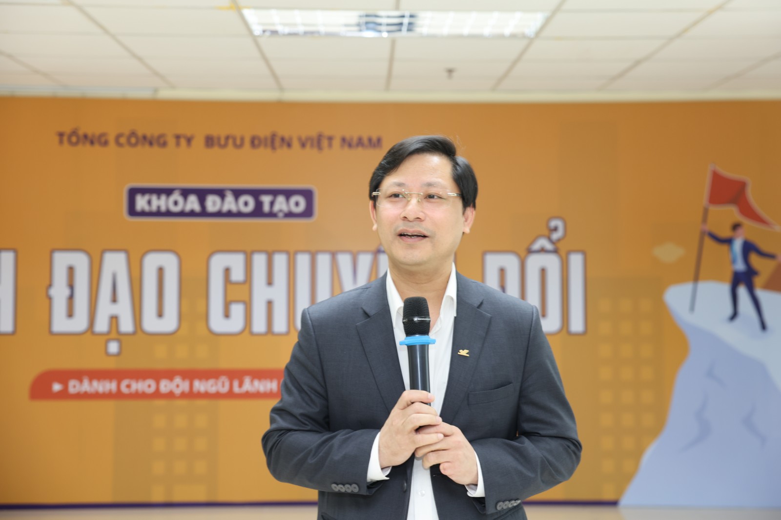 Bế giảng Chương trình đào tạo “Lãnh đạo chuyển đổi”