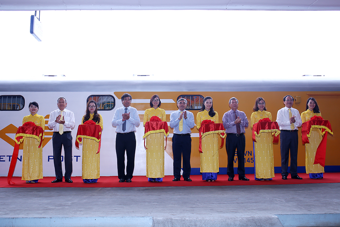 Khai trương toa xe đường sắt chuyên dùng vận chuyển hàng bưu điện