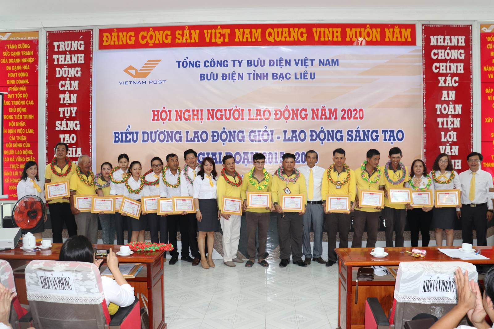 Bưu điện tỉnh Bạc Liêu nhận cờ thi đua của Bộ Thông tin và Truyền thông Việt Nam năm 2019