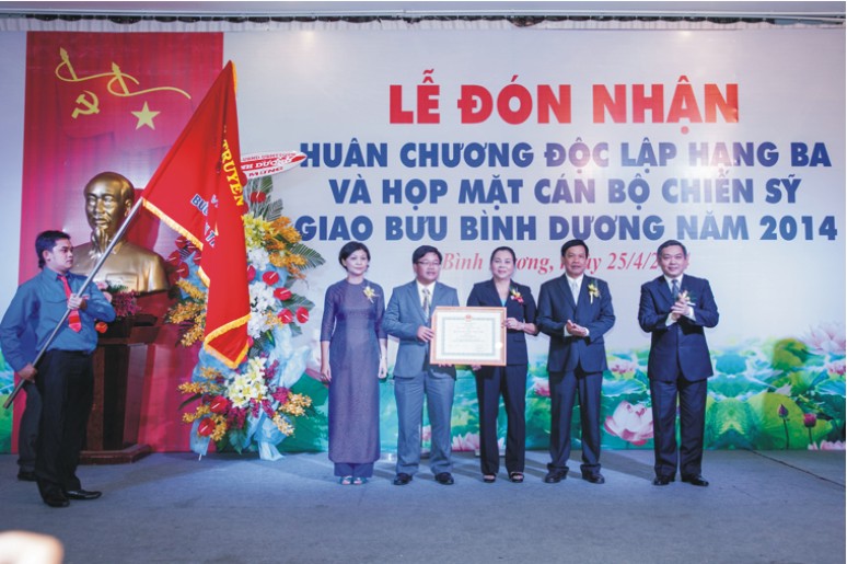 Bưu điện tỉnh Bình Dương đón nhận Huân chương Độc lập hạng Ba