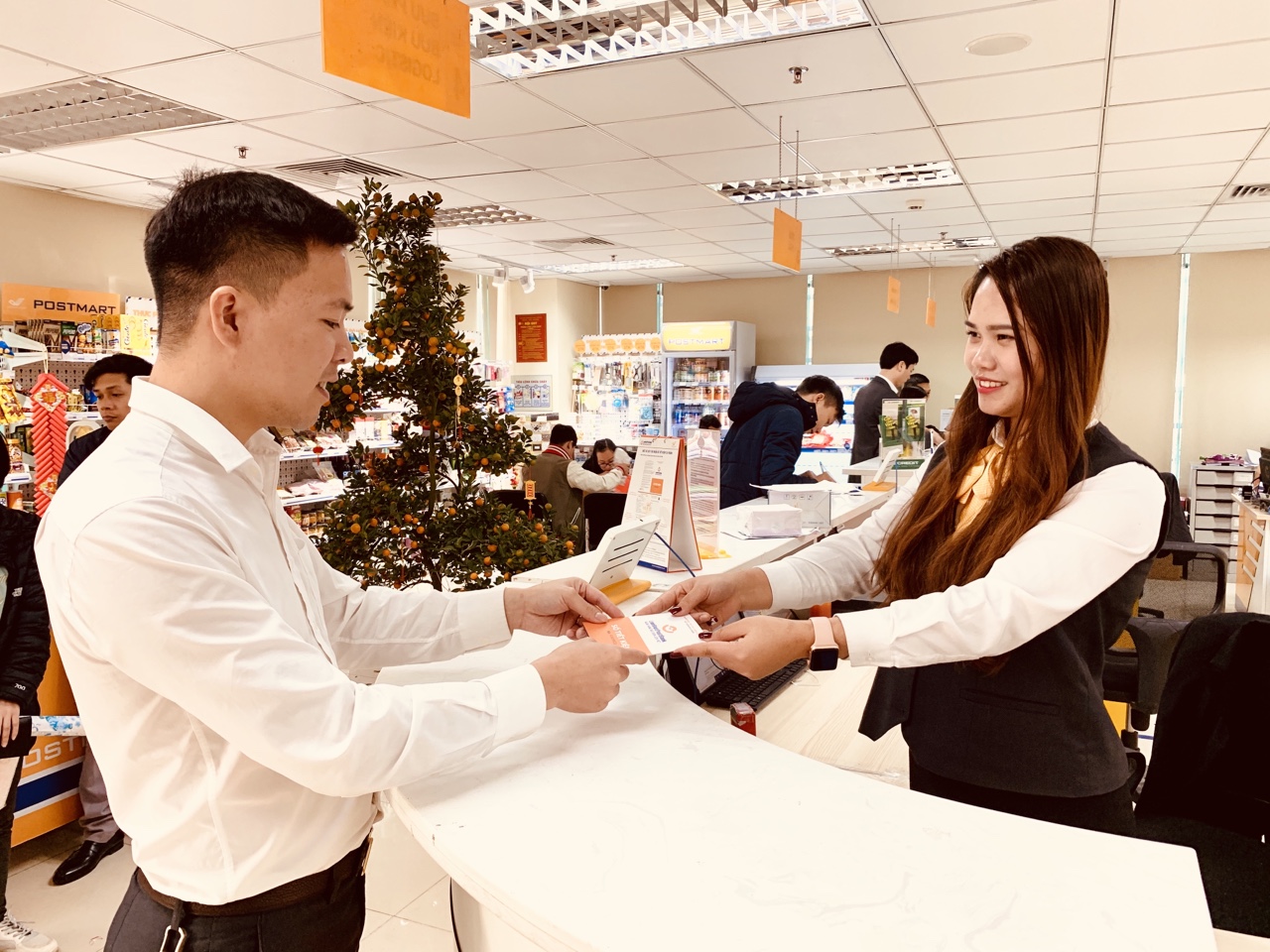 Nhiều đơn vị thuộc Bưu điện làm việc xuyên Tết