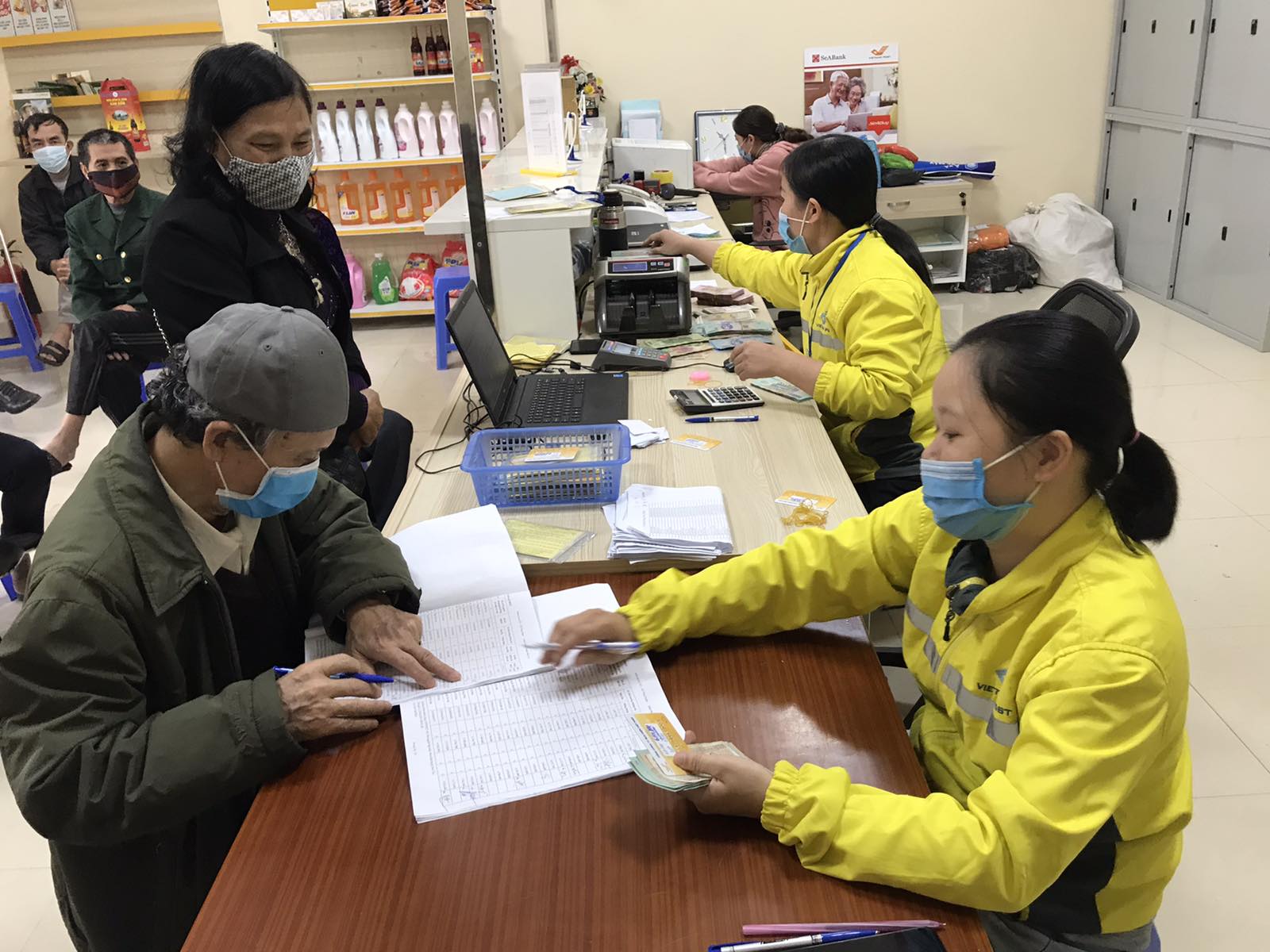 Vietnam Post thực hiện chi trả gộp lương hưu tháng 3 & 4: Đảm bảo an toàn, phòng chống dịch COVID-19 