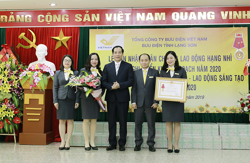 Bưu điện tỉnh Lạng Sơn đón nhận Huân chương Lao động Hạng Nhì